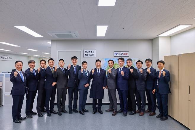 이재명 대통령이 26일 서울 종로구 정부서울청사 창성동 별관에 있는 초국가범죄 특별대응 TF 사무실을 격려 방문해 직원들과 기념 촬영을 하고 있다. 2026.1.26. 청와대 제공