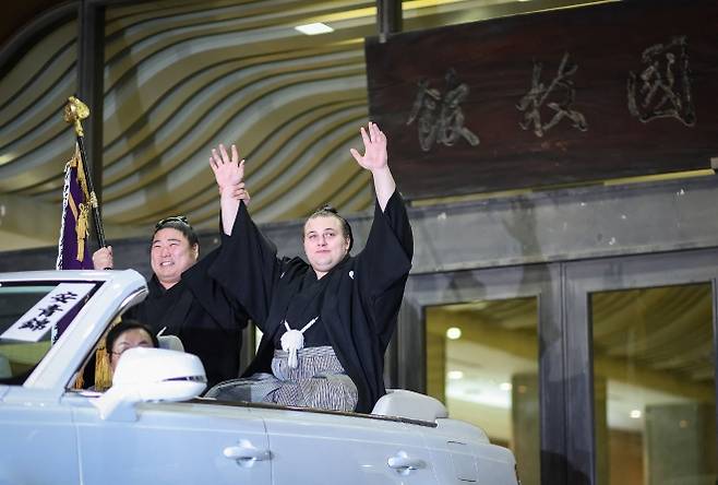 지난 25일 도쿄 료고쿠 국기관에서 열린 일본 프로스모(오즈모) 1월 도쿄 대회(하츠바쇼)에서 우승한 우크라이나 출신 아오니시키 아라타(오른쪽)가 승리 퍼레이드 차량 위에서 환호하고 있다. 2026.1.25 지지 AFP 연합뉴스