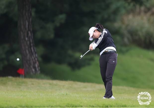 벙커 샷을 하는 황유민. 사진 제공=KLPGA