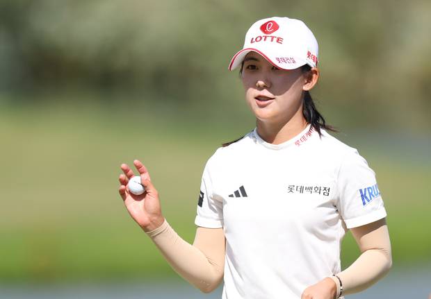 퍼팅을 마치고 갤러리에게 인사하고 있는 황유민. 사진 제공=대홍기획