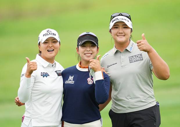 환하게 웃으며 포즈를 취하고 있는 고진영(왼쪽부터), 이미향, 유해란. 사진 제공=BMW 레이디스 챔피언십 조직위