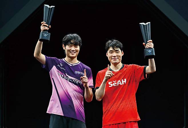 1월17일 WTT 스타 컨텐더 도하 남자복식에서 우승을 합작한 장우진(오른쪽)과 조대성 ⓒXinhua
