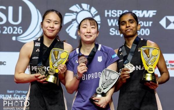 日 배드민턴 급조 페어, 결승 몇 시간 앞두고 의문에 부전패→시상대에 홀로 등장...그럼에도 웃었다 파트너 고열로 인한 기권, 너무나도 아쉬워