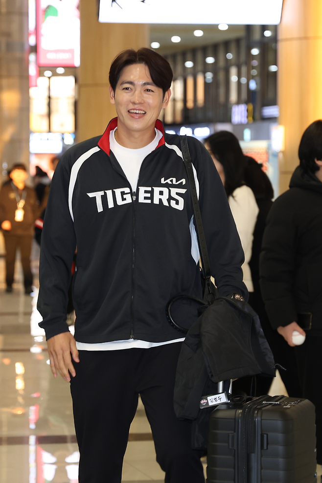 KIA 이태양이 지난 23일 김포공항 출국장에서 활짝 웃고 있다. KIA 타이거즈 제공