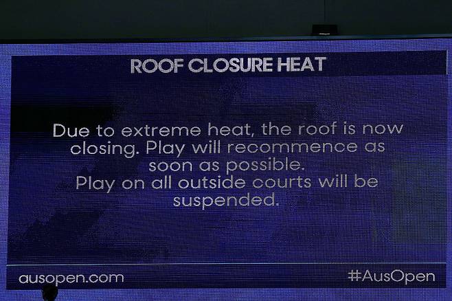 호주오픈에서 폭염에 따른 선수 보호 규정에 따라 돔 구장 지붕을 닫고 경기를 진행한다는 로드레이버 아레나의 전광판 안내문. 게티이미지코리아