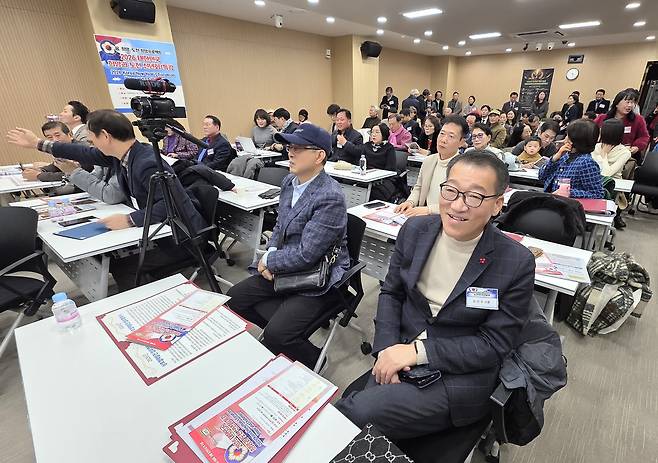 사진 설명=앞줄 왼쪽 여섯 번째부터 박봄 챌린지뉴스 대표, 조영관 도전한국인본부 상임대표, 김선우 쉼터파크골프 회장, 김영만 대한민국청년협의회 총재. 사진제공|김동식스튜디오