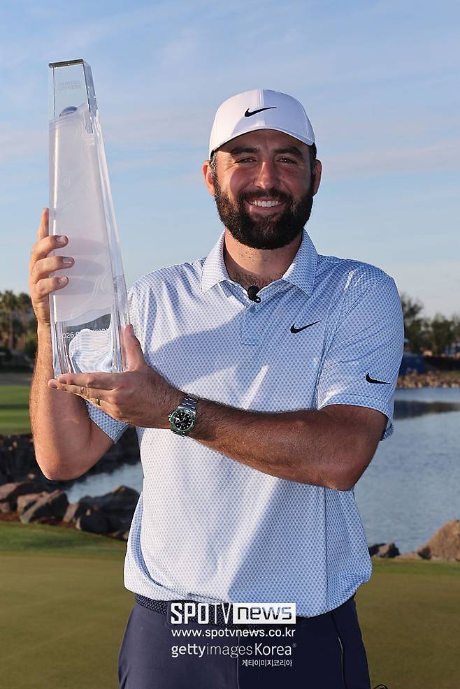 ▲ 우승 트로피를 들어올린 스코티 셰플러.