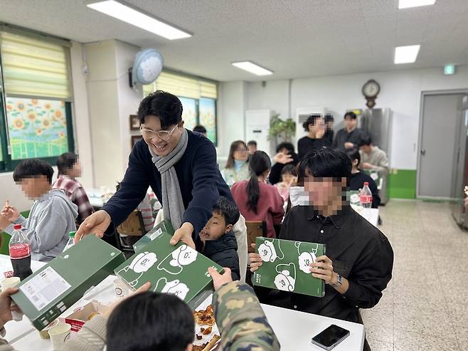 박수홍, 25년 지원한 보육원 다시 찾았다…3000만원 기부금-물품 전달