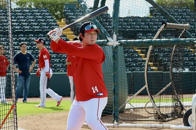 ▲ 지난해 부상 악령을 완벽하게 털어낸 채 큰 기대 속에 캠프를 시작한 SSG 간판 타자 최정 ⓒSSG랜더스