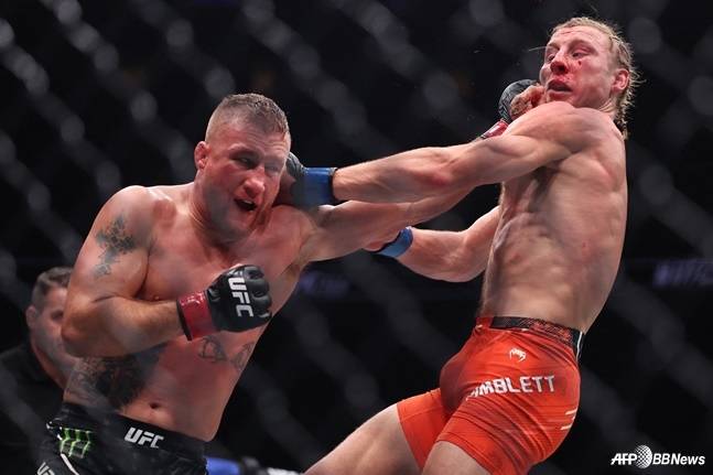 저스틴 게이치(왼쪽)가 잽을 날리고 있다. /AFPBBNews=뉴스1