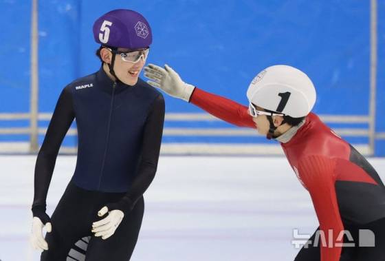 임종언(왼쪽)이 선배 황대헌의 축하를 받고 있다. /사진=뉴시스