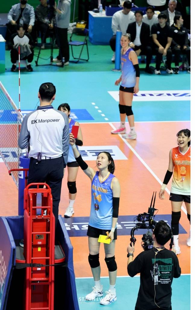 심판 판정에 불만을 품은 양효진(가운데)이 심판에게 퇴장을 명령하고 있다. /사진=강영조 선임기자