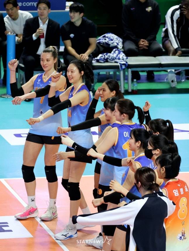 양효진(왼쪽에서 2번째)이 동료들과 함께 세리머니를 하고 있다. /사진=강영조 선임기자