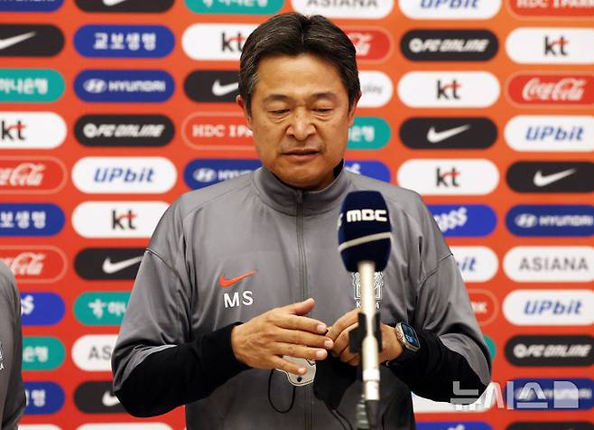 이민성 한국 U-23 대표팀 감독이 지난 25일 인천국제공항 제1여객터미널을 통해 귀국해 인터뷰에 앞서 마스크를 벗고 있다. /사진=뉴시스