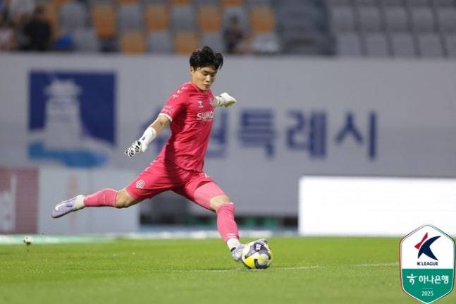 황재윤의 수원FC 경기 모습. /사진=한국프로축구연맹 제공