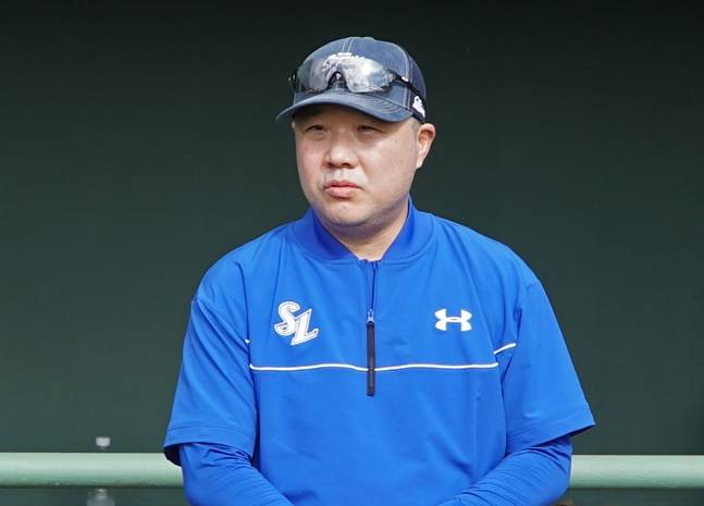 25일 첫 훈련을 앞두고 전체 미팅을 소집한 박진만 감독의 모습. /사진=삼성 라이온즈