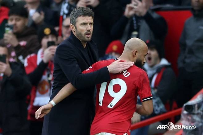 마이클 캐릭(왼쪽) 감독이 선수를 독려하고 있다. /AFPBBNews=뉴스1