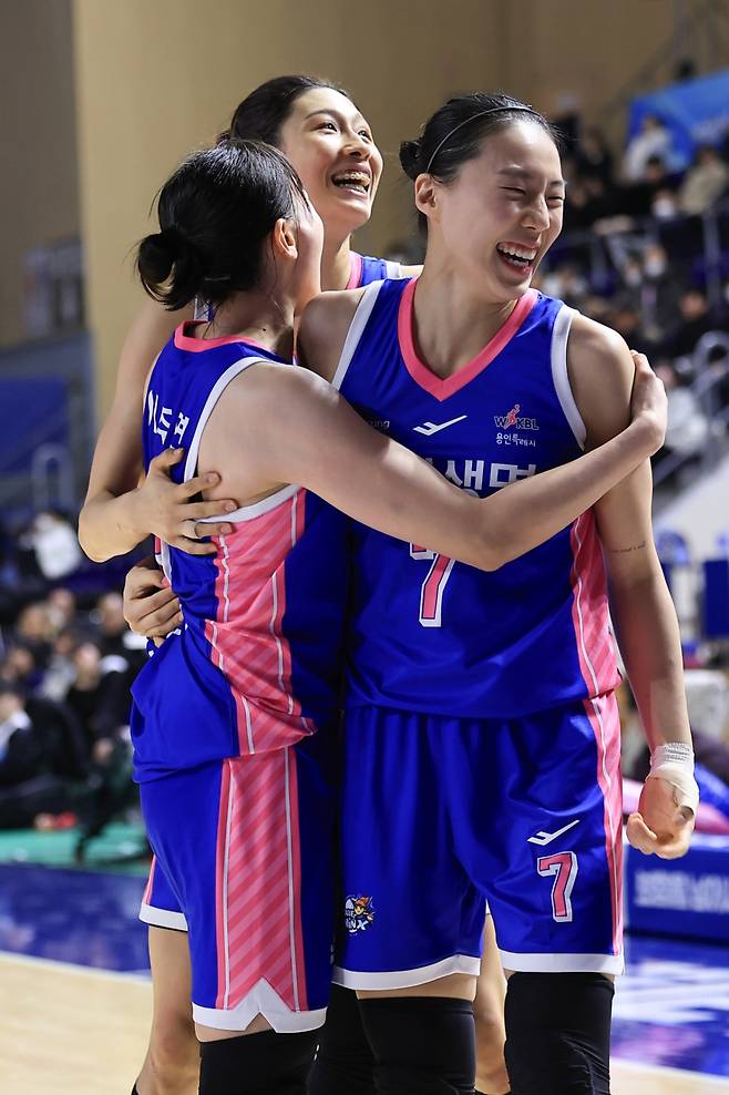 삼성생명 선수단이 신한은행과 경기 중 미소 짓고 있다. /사진=WKBL 제공