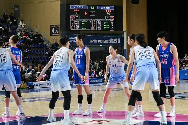 삼성생명과 신한은행의 경기 중. /사진=WKBL 제공