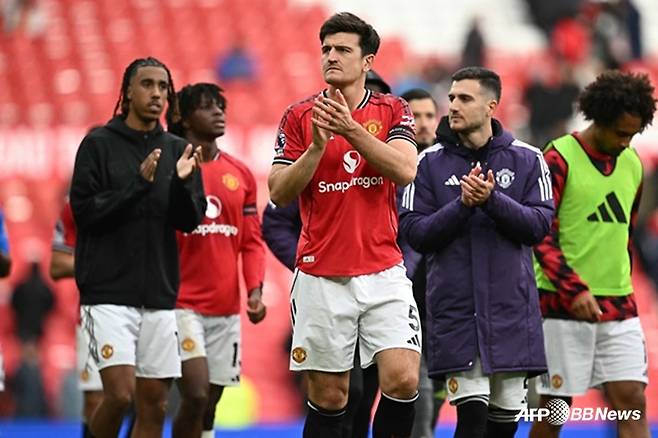 해리 매과이어(가운데)가 경기 후 팬들을 향해 박수를 치고 있다. /AFPBBNews=뉴스1