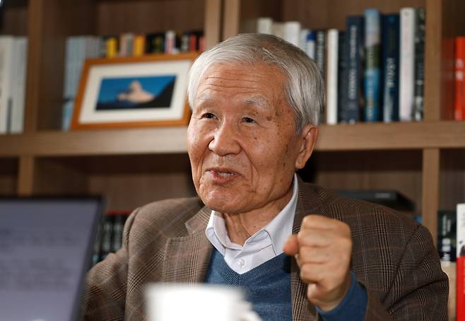 조갑제 조갑제닷컴 대표가 지난 1월 15일 서울 종로구의 사무실에서 주간경향과 인터뷰 하고 있다. 정지윤 선임기자