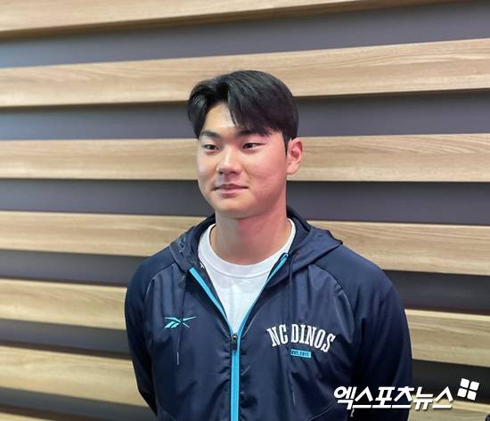 지난 24일 인천국제공항을 통해 스프링캠프행 비행기에 오른 NC 다이노스 김주원이 출국 전 취재진과 인터뷰에 응하고 있다. 엑스포츠뉴스 DB