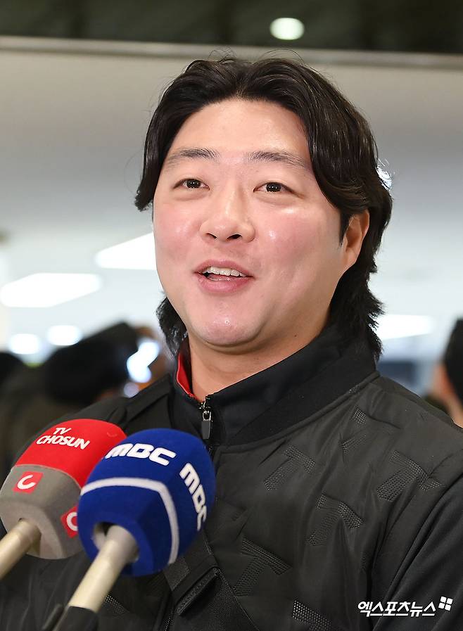 KIA 타이거즈가 23일 오후 일본 아마미오시마에서 진행되는 스프링캠프를 위해 김포국제공항을 통해 일본으로 출국했다. 김범수가 출국 전 인터뷰를 하고 있다. 엑스포츠뉴스 DB