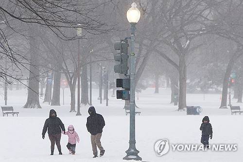 눈폭풍 영향권 든 워싱턴DC (AFP=연합뉴스) 25일(현지시간) 미국 워싱턴DC의 내셔널몰 인근에서 시민들이 걷고 있는 모습. 2026.1.25