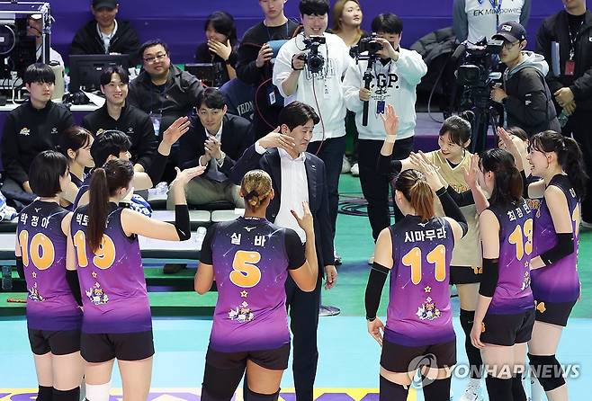 김종민 감독, 오늘은 내가 박정민 (춘천=연합뉴스) 양지웅 기자 = 25일 강원 춘천시 호반체육관에서 열린 프로배구 '진에어 2025-2026 V리그 올스타전'에서 V스타 여자팀 선수들이 김종민 감독과 최근 화제가 된 '굿 굿바이' 세리머니를 하고 있다. 2026.1.25 yangdoo@yna.co.kr