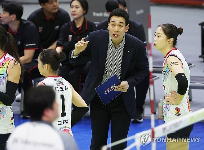 작전 지시하는 고희진 감독 (수원=연합뉴스) 홍기원 기자 = 25일 경기도 수원실내체육관에서 열린 프로배구 V리그 여자부 현대건설 힐스테이트와 정관장 레드스파크스의 경기. 정관장 고희진 감독이 작전을 지시하고 있다. 2025.12.25 xanadu@yna.co.kr