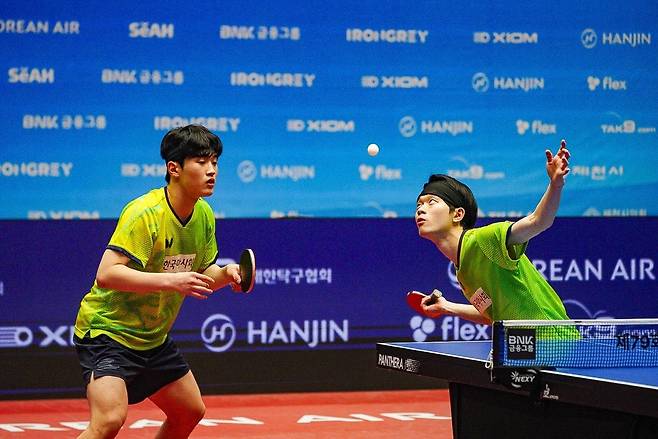 탁구 종합선수권 남자복식 우승을 차지한 우형규(오른쪽)와 최지욱 [촬영 이동칠]