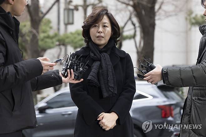 김경 시의원, 경찰 출석 (서울=연합뉴스) 윤동진 기자 = 무소속(전 더불어민주당) 강선우 의원에게 '공천헌금' 1억원을 전달한 혐의를 받는 김경 서울시의원이 피의자 신분으로 조사를 받기 위해 15일 서울경찰청 공공범죄수사대로 출석하며 취재진 질문에 답하고 있다. 2026.1.15 mon@yna.co.kr