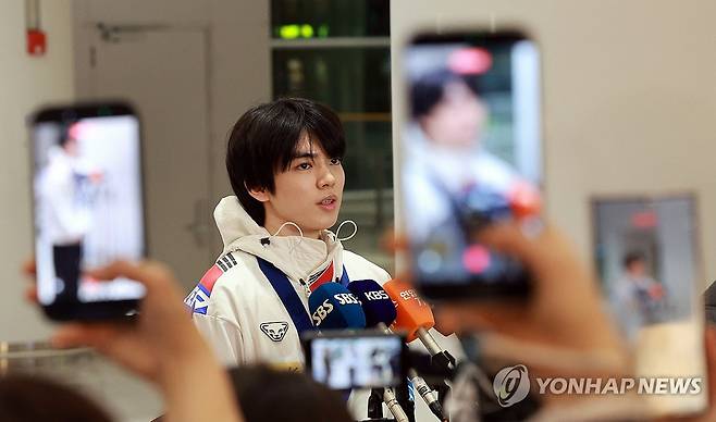취재진 질문에 답하는 차준환 (영종도=연합뉴스) 한종찬 기자 = 중국 베이징에서 열린 4대륙선수권대회를 마친 피겨 스케이팅 대표팀 차준환이 26일 인천국제공항을 통해 귀국, 취재진 질문에 답하고 있다. 2026.1.26 saba@yna.co.kr