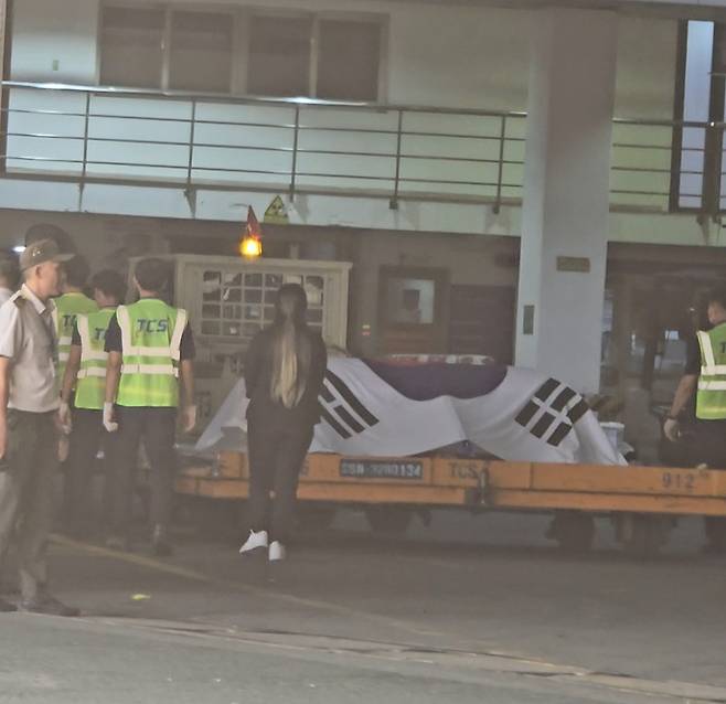 태극기에 감싸인 이해찬 전 총리 관 (호찌민=연합뉴스) 박진형 특파원 = 26일(현지시간) 베트남 호찌민 국제공항에 도착한 이해찬 민주평화통일자문회의 수석부의장의 관이 대형 태극기에 감싸인 채 공항 내부로 옮겨지고 있다.