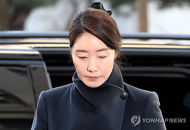 차에서 내리는 강선우 의원 (서울=연합뉴스) 김성민 기자 = 2022년 지방선거를 앞두고 전 사무국장 남모씨를 통해 김경 서울시의원이 공천 대가로 건넨 1억원을 수수한 혐의를 받는 무소속 강선우 의원이 20일 서울 마포구 서울경찰청 공공범죄수사대로 출석하며 입장을 밝히고 있다. 2026.1.20 ksm7976@yna.co.kr