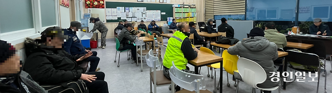 건설 경기 불황이 이어지는 27일 오전 인천 연수구 한국인력 인력사무소에 일감을 찾으러 온 노동자 수십명이 앉아있다. 2026.1.27 /송윤지기자 ssong@kyeongin.com