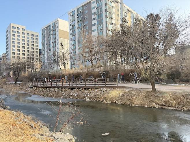 ▲ 수원천 산책로에서 주민들이 운동기구를 이용하고 있다&nbsp;&nbsp;/최준희 기자wsx3025@incheonilbo.com