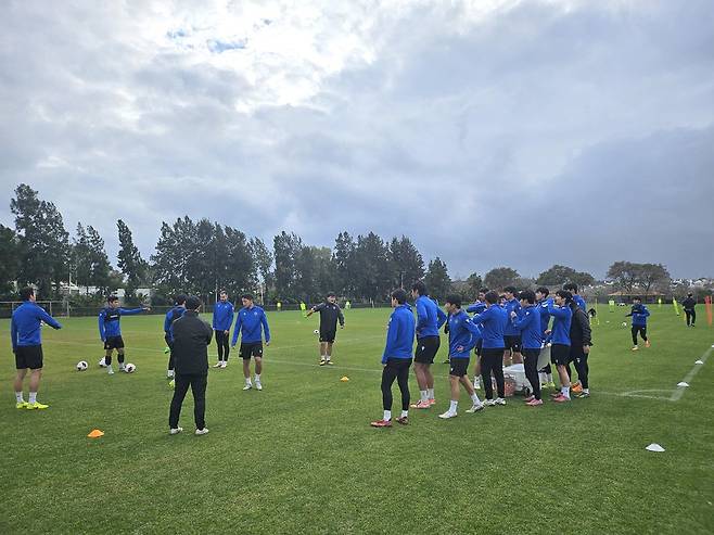 천유나이티드 선수들이 훈련 장소인 Campo Municipal de Fútbol La Unión에서 몸을 풀고 있다.