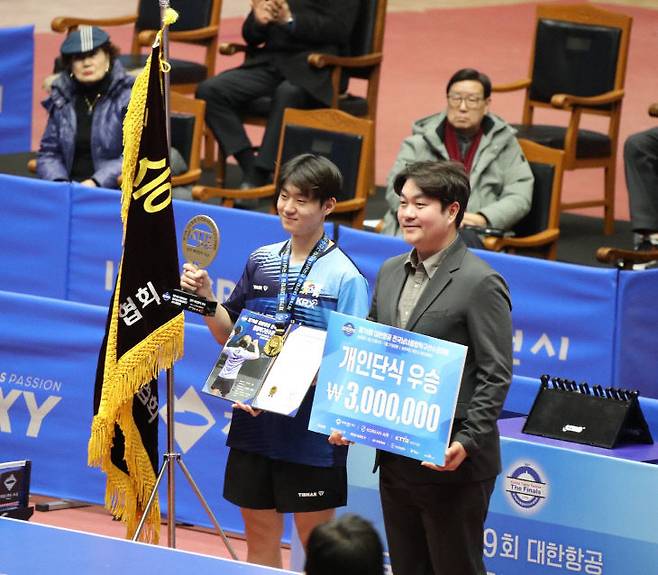 개인전 단식 우승을 차지한 오준성 선수가 송승훈 제천시 탁구협회장과 기념사진 모습(전종희 기자)