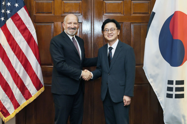 김정관 산업통상자원부 장관이 지난해 7월 24일(현지시간) 미국 워싱턴 DC 상무부 회의실에서 하워드 러트닉 상무부 장관과 면담, 기념 촬영하고 있다. 산업통상자원부 제공