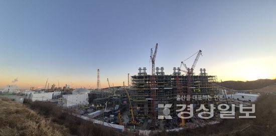 ▲ S-OIL이 정유부문 정제마진 개선과 윤활부문 수익률 개선세에도 석유화학 부진 영향으로 지난해 영업이익이 전년대비 31.7% 감소한 2882억원을 기록했다. 사진은 S-OIL이 울산 온산국가산업단지에 조성 중인 샤힌 프로젝트 현장. S-OIL 제공