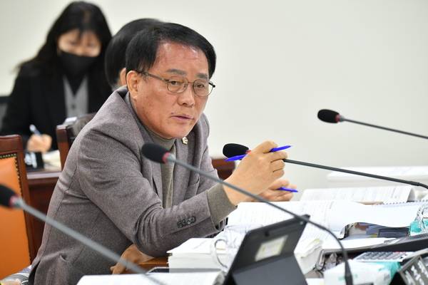 박병영(국민의힘·김해6) 경남도의원이 12일 오전 행정사무감사 과정에서 경남여성가족재단의 강사비 계약 문제를 질의하고 있다. /경남도의회