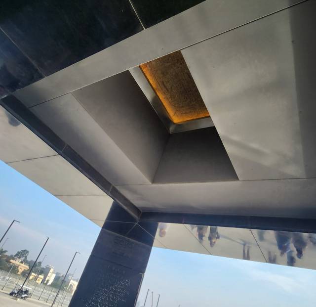 공중에 매달린 오벨리스크의 밑면. 하태길 교수