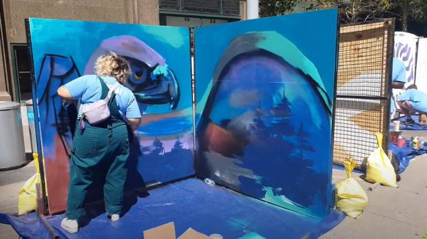 그래피티 작가가 작품을 그리고 있는 모습. 사진=김천시 제공