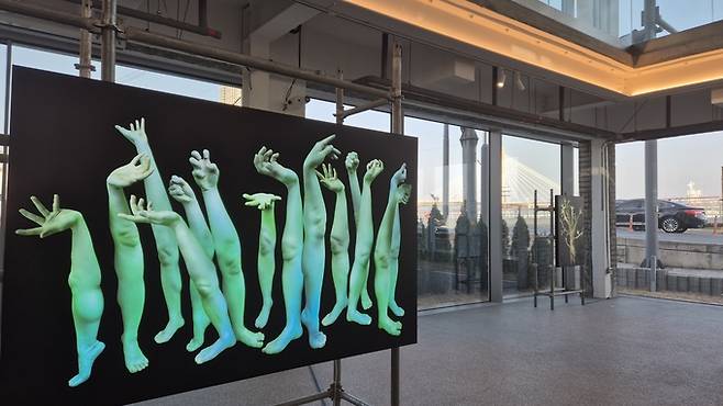 ▲ 동민문화창고 1969 전시 모습. 창 넘어 멀리 해오름대교가 보인다.