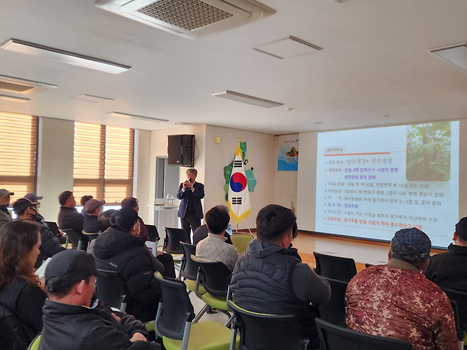 ▲ 경북 의성군 농업기술센터에서 22일 열린 새해농업인실용교육 가지 과정에서 경북도농업기술원 유기농업연구소 이문중 소장이 지역 농업인들을 대상으로 가지 생육 특성과 재배 관리 요령을 설명하고 있다. 의성군