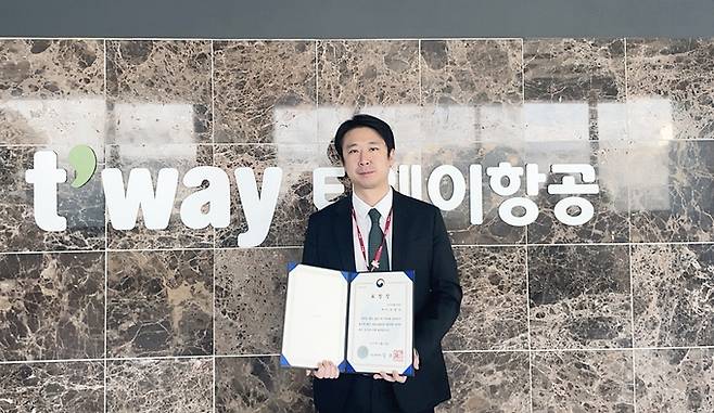 ▲ 오영수 티웨이항공 대구지점장이 국토교통부 장관 표창을 받고 기념 촬영을 하고 있다. 티웨이항공 제공