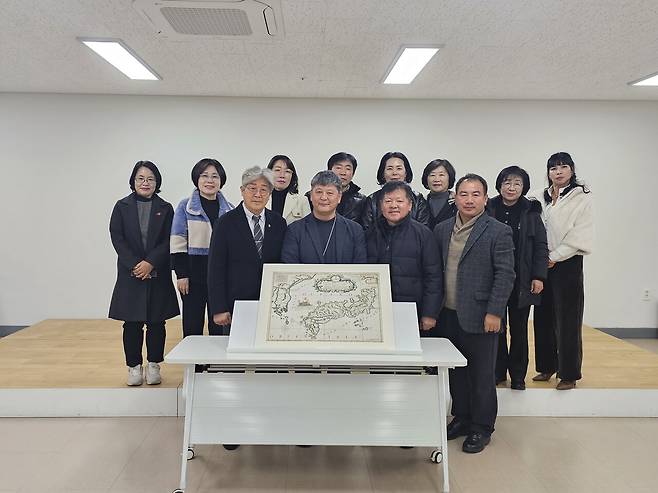 기증식 기념 사진. 김광민 국립제주박물관후원회장(앞줄 맨 오른쪽), 김동우 국립제주박물관장(앞줄 두 번째). 사진=국립제주박물관.