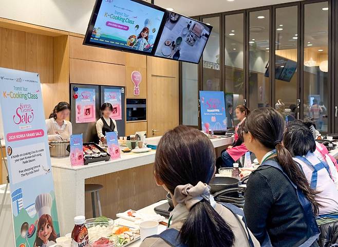 K컬처 환승투어 현장 모습(사진제공=현대백화점)