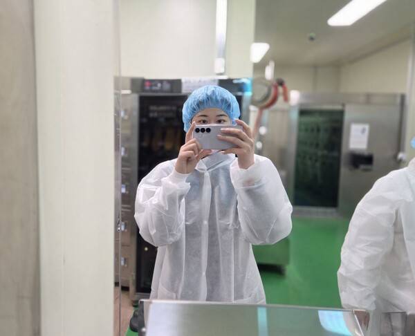 위생복장으로 환복한 모습, 환복 후 위생복 표면의 먼지까지&nbsp;점착 롤러로 제거했다&nbsp; / 사진=정유진 기자